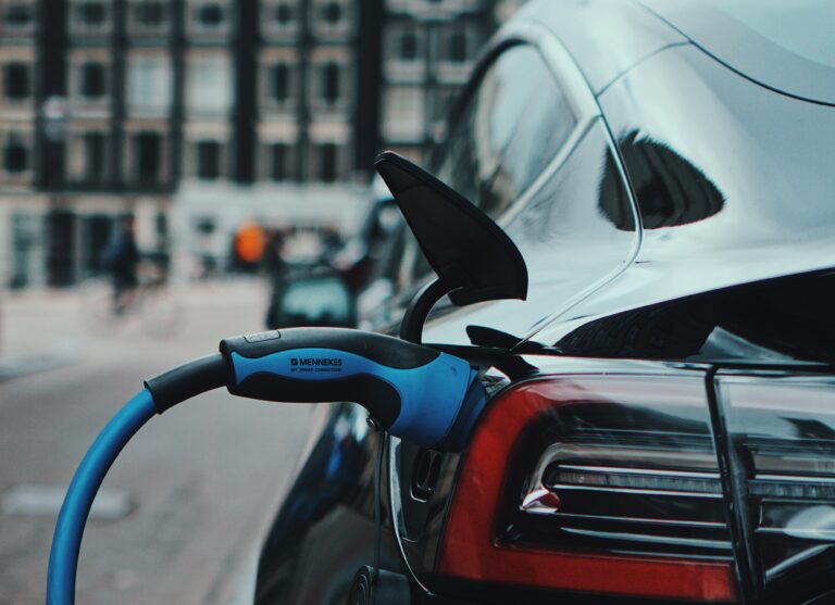 Sähköautojen taloudellinen kannattavuus ja akkujen ympäristövaikutukset – “Suomesta olisi voinut tulla akkujen suurvalta.”