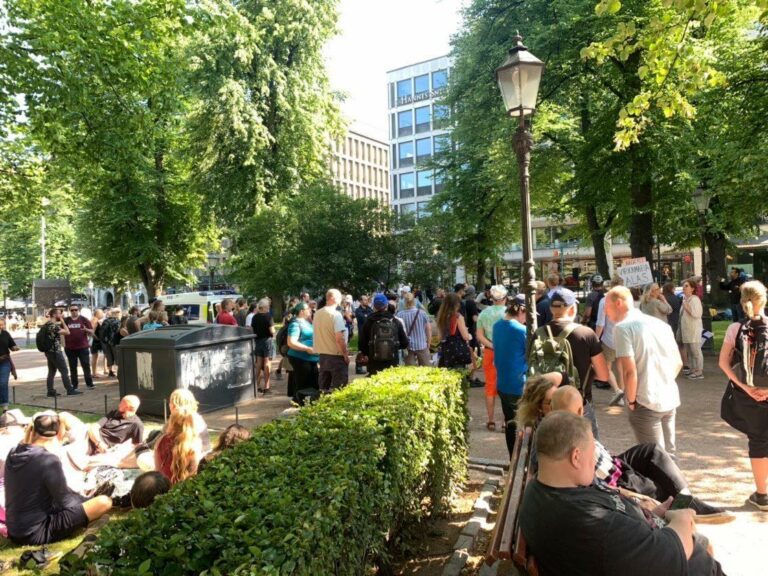 Esplanadin puistossa vapaamuotoinen WWD-mielenosoitus – “Maailmalla tapahtuma peruttiin, mutta ei Suomessa.”