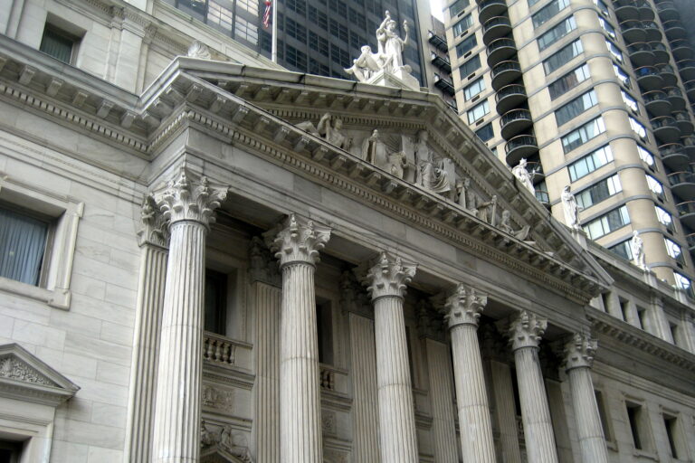 Tuomioistuin määräsi kaupunkia ottamaan rokottamattomuuden takia erotetut työntekijät takaisin New Yorkissa – Tuomari: “Aiempi määräys oli mielivaltainen ja oikukas.”